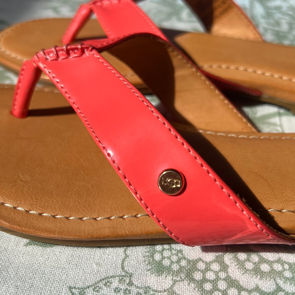 UGG Tuolumne Coral Patent Leather Cushioned Summer Flip Flop Sandals Size 7 - Picture 2 of 6